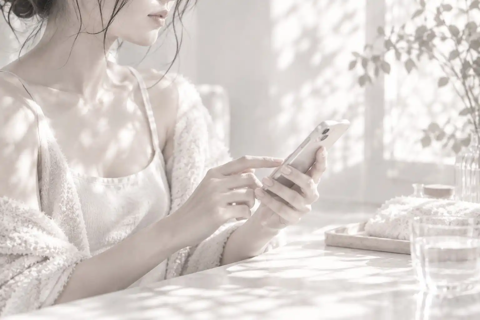 スマートフォンを操作する女性の手元（イメージ）